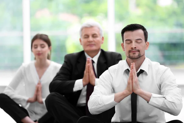 Gente de negocios relajarse en la meditación pose —  Fotos de Stock