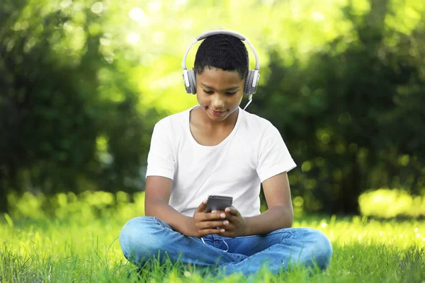 African American boy słuchania muzyki — Zdjęcie stockowe