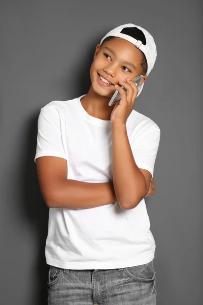 Afro-amerikai fiú cellphone — Stock Fotó