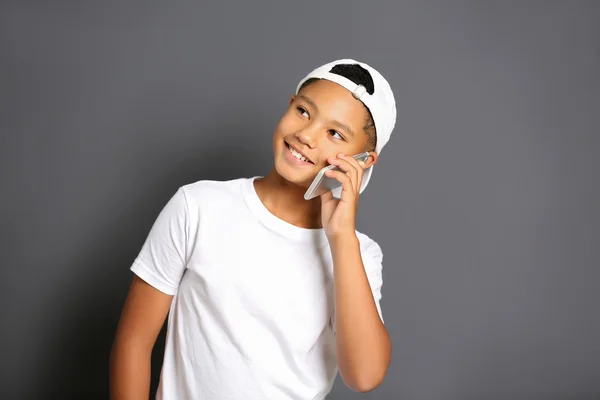 Menino afro-americano com celular — Fotografia de Stock
