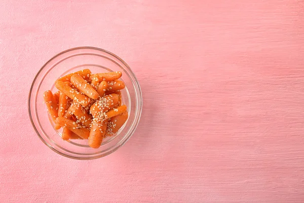 Petites carottes cuites au sésame — Photo