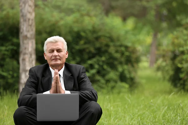 Affärsman Med Laptop Avkopplande Meditation Utgör Park — Stockfoto