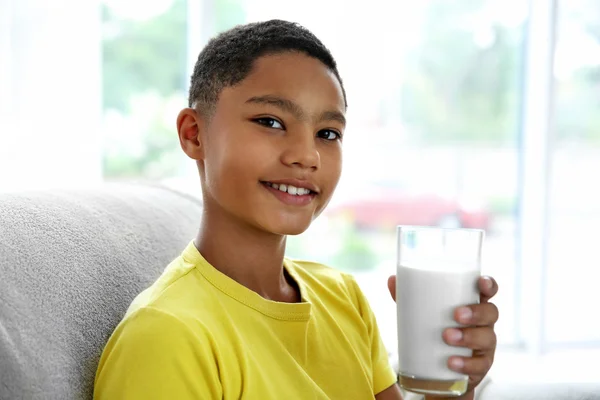 African American boy konsumtionsmjölk — Stockfoto