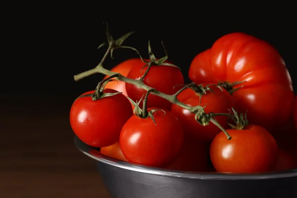 Различные помидоры в металлической чаше — стоковое фото