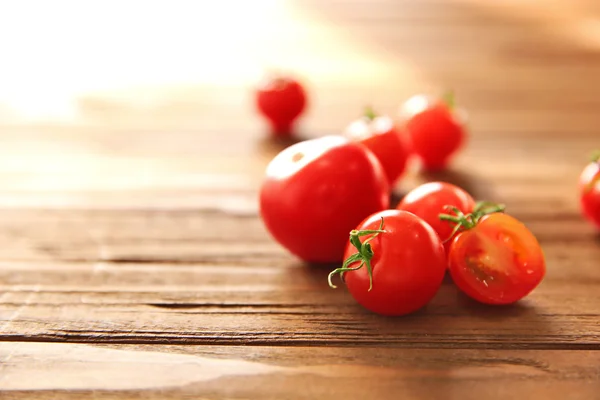 Tomates cereja e fatia — Fotografia de Stock