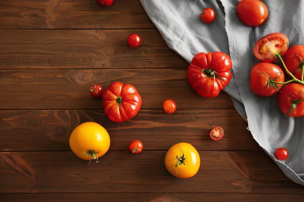 Composición rústica de tomates y tela — Foto de Stock