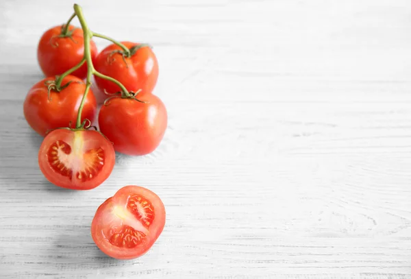 Bunch of red juicy tomatoes and slice — Stock Photo, Image