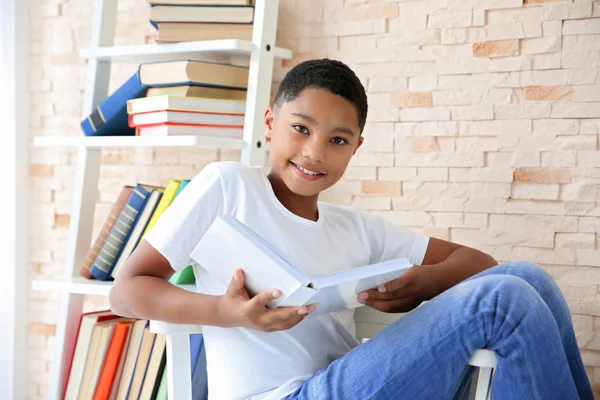 アフリカ系アメリカ人の少年の本を読んで ロイヤリティフリーのストック画像