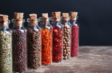 Farklı baharatlar cam şişelerde