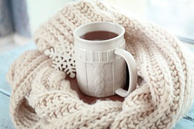 Bir bardak sıcak içecek.