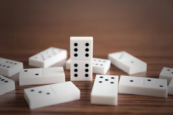 Ahşap zemin üzerinde Domino — Stok fotoğraf