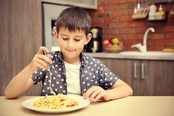 Süßer Junge isst Spaghetti — Stockfoto