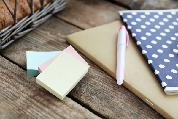 Material de escritório em uma mesa — Fotografia de Stock