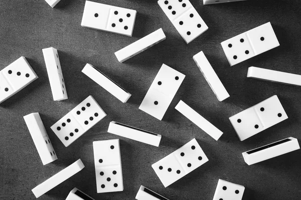 Gri arka plan üzerinde Domino — Stok fotoğraf