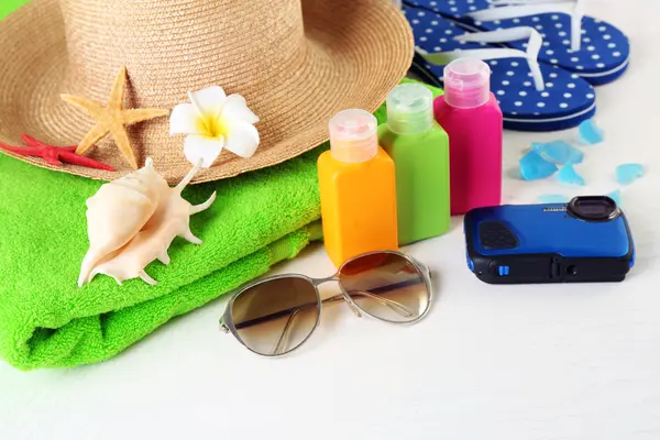 Zomer accessoires op tafel — Stockfoto