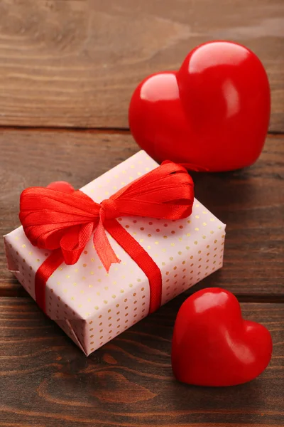 Hediye kutusu ve dekoratif Kalpler — Stok fotoğraf