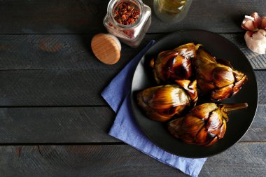 Baharat ile pişmiş enginar 