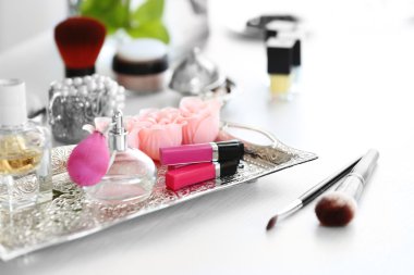 Kozmetik masaya ayarla