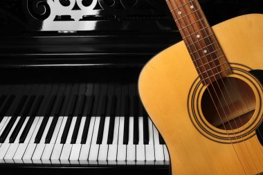 Gitar ile piyano, yakın çekim