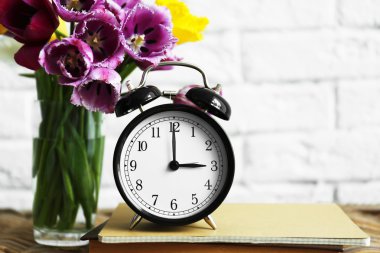 Çalar saat ile Lale buketi 