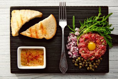 Biftek tartar doğranmış soğan ile 
