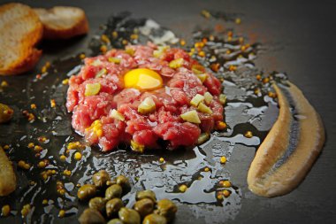 Biftek tartar ekmek ve turşu ile 