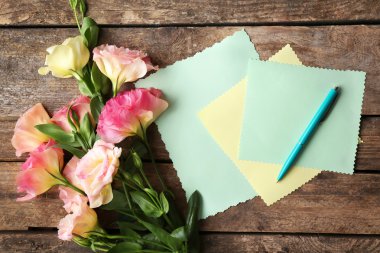 Güzel çiçek ve hediye kartı