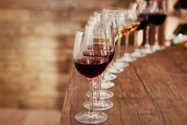 Many glasses of different wine — Stock Photo, Image