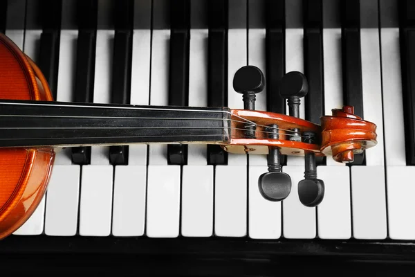 Violin on piano keys — Stock Photo, Image