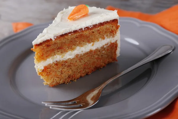 Pièce de gâteau aux carottes sur assiette — Photo