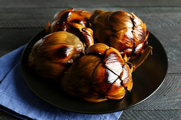 Alcachofas al horno en plato negro — Foto de Stock