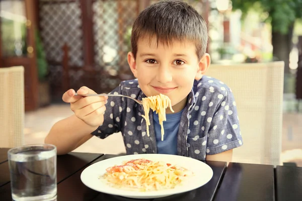 スパゲッ ティーを食べてかわいい男の子 — ストック写真