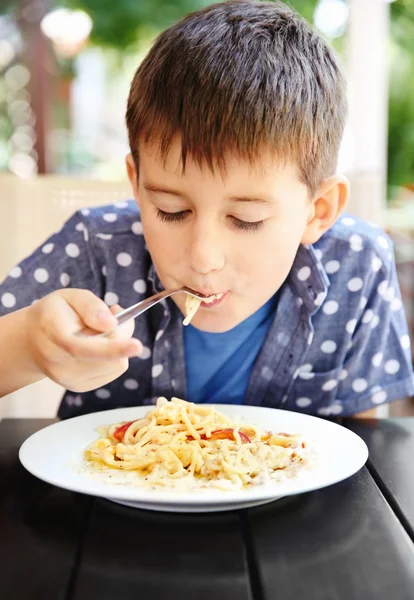 スパゲッ ティーを食べてかわいい男の子 — ストック写真