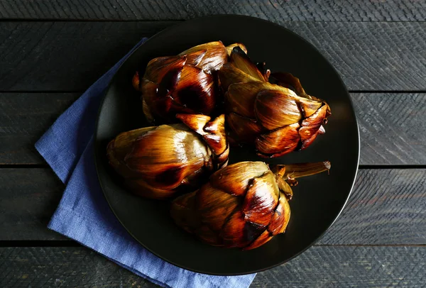 Alcachofas al horno en plato negro — Foto de Stock