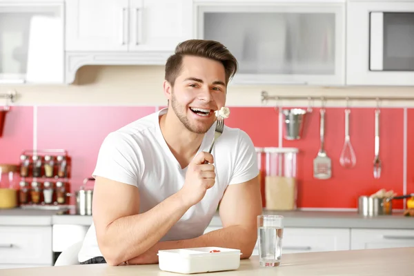 Άνθρωπος Τρώει Σαλάτα Στην Κουζίνα — Φωτογραφία Αρχείου