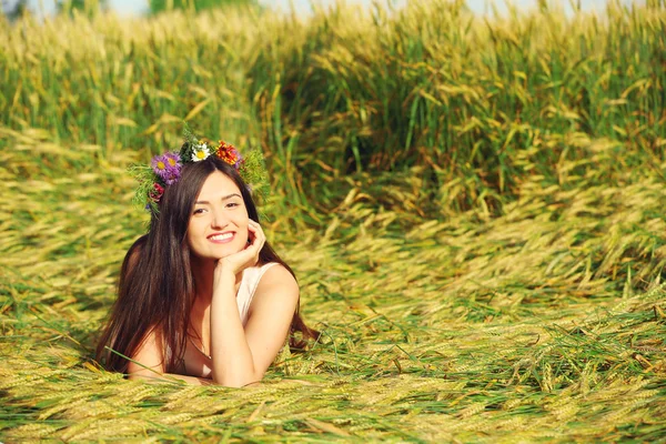 Hermosa chica en el campo — Foto de Stock