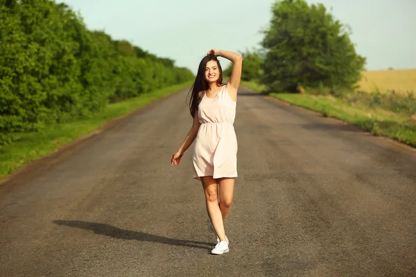 Bella ragazza su strada — Foto Stock