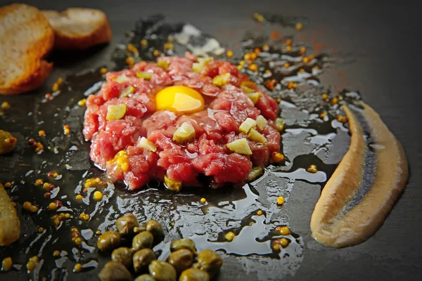 Tarro de carne con pan y encurtidos — Foto de Stock