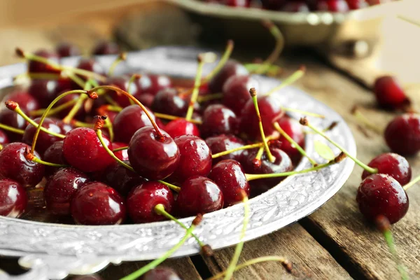 Old metal tray with ripe cherries — Stock Photo, Image