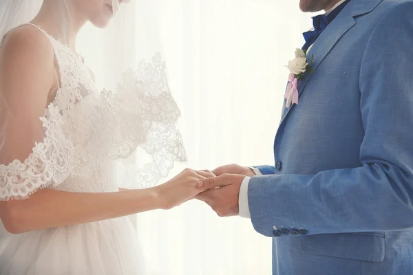 Nevěsta a ženich ruce — Stock fotografie