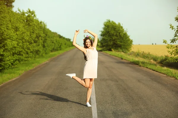 Mooi meisje op weg — Stockfoto