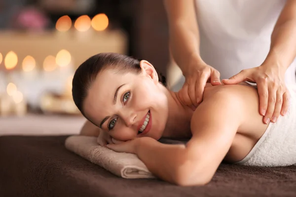 Ragazza nel salone spa — Foto Stock