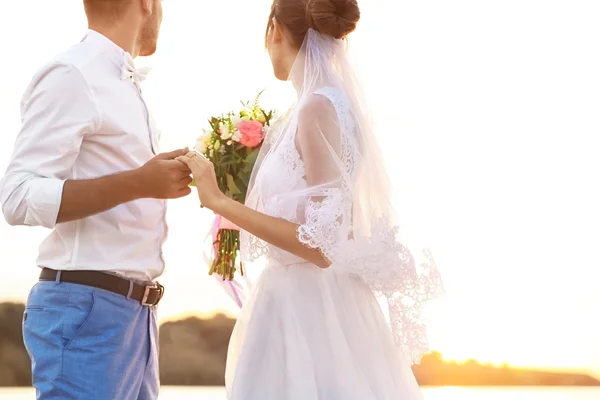 Brudgummen och bruden kramas — Stockfoto