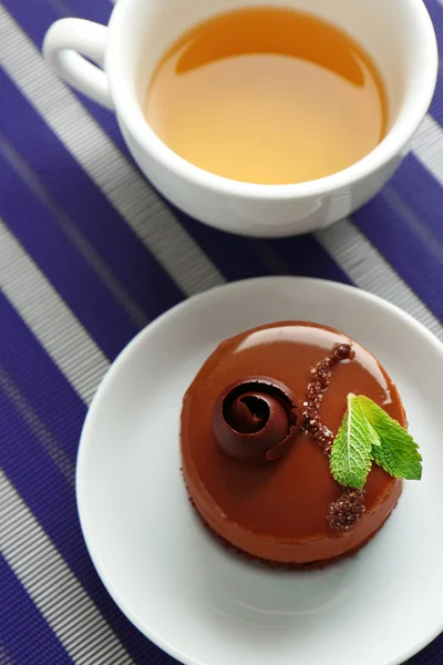 テーブルの上の紅茶とキャラメルのケーキ — ストック写真