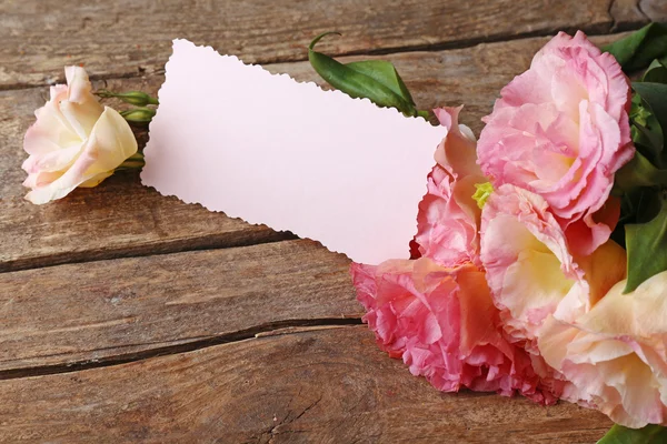 Piękne kwiaty i karty upominkowej — Zdjęcie stockowe