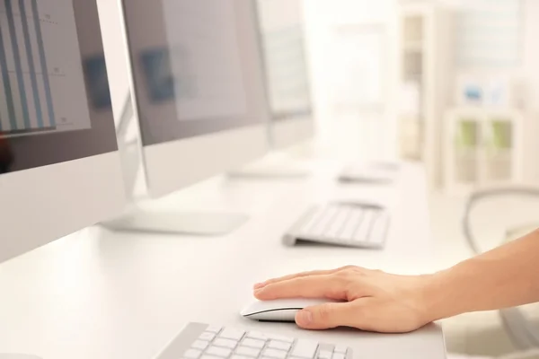 Vrouw werkt op de computer — Stockfoto