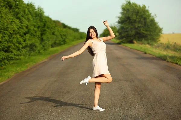 Bella ragazza su strada — Foto Stock