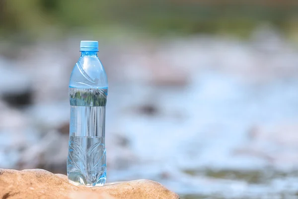 Бутылка с пресной водой — стоковое фото