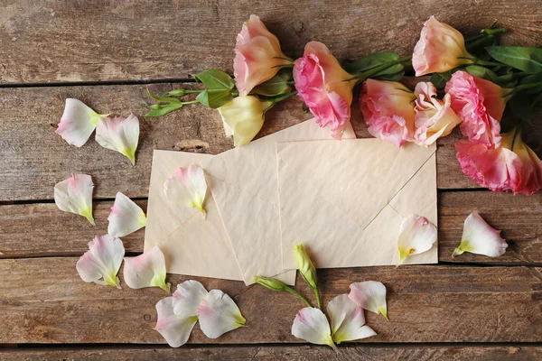 ดอกไม้ที่สวยงามและการ์ดของขวัญ — ภาพถ่ายสต็อก