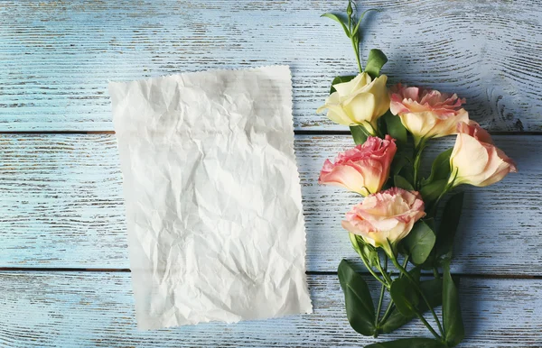 Lindas flores e cartão de presente — Fotografia de Stock